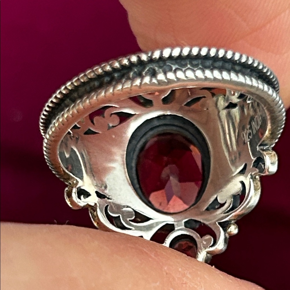 Beautiful Garnet set in sterling silver ring size 9 - Picture 5 of 8